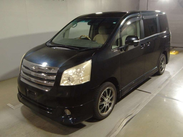 TOYOTA NOAH — фото