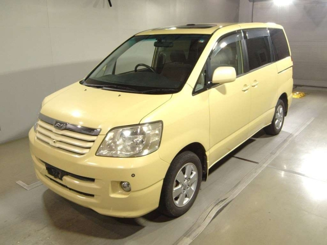 TOYOTA NOAH — фото