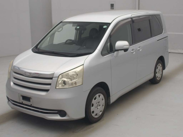 TOYOTA NOAH — фото