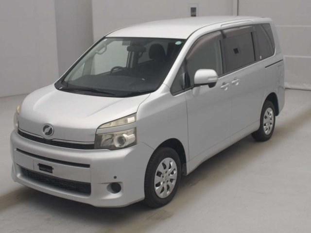TOYOTA VOXY — фото