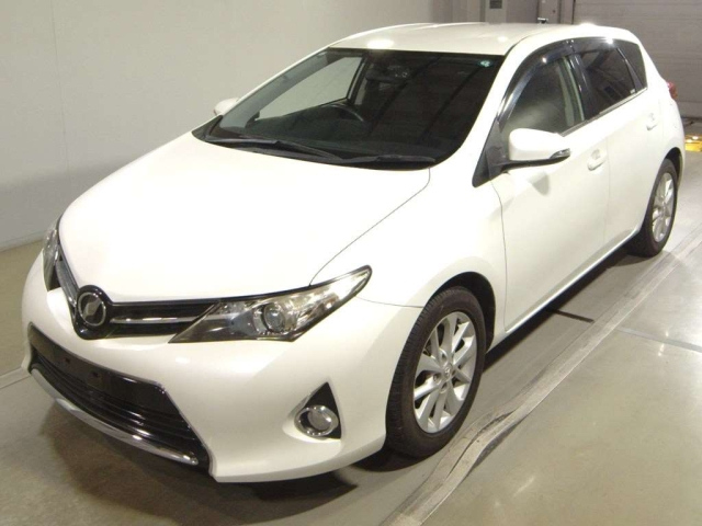 TOYOTA AURIS — фото