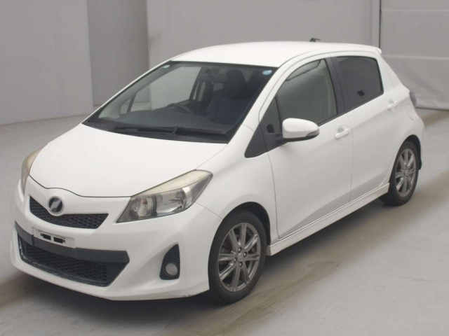 TOYOTA VITZ — фото