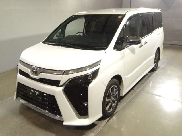 TOYOTA VOXY — фото
