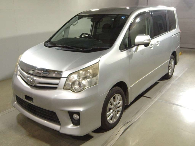 TOYOTA NOAH — фото