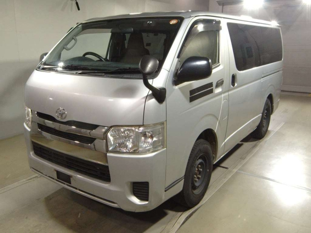 TOYOTA HIACE — фото