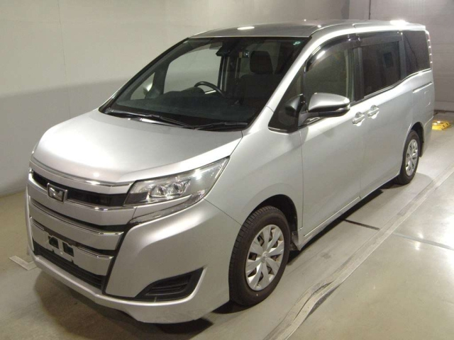 TOYOTA NOAH — фото