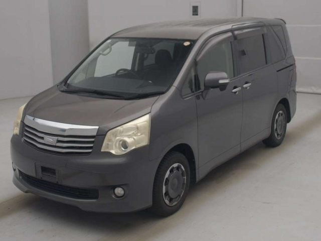 TOYOTA NOAH — фото