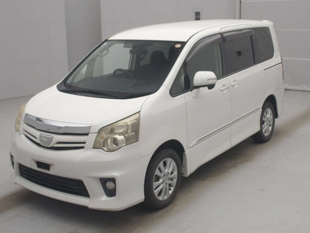 TOYOTA NOAH — фото