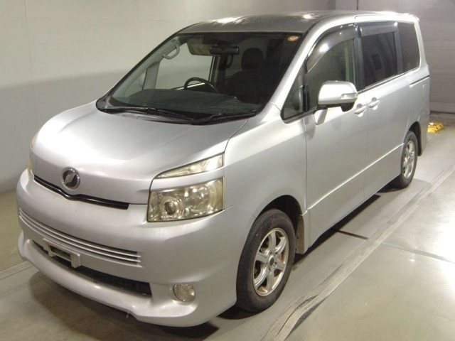 TOYOTA VOXY — фото
