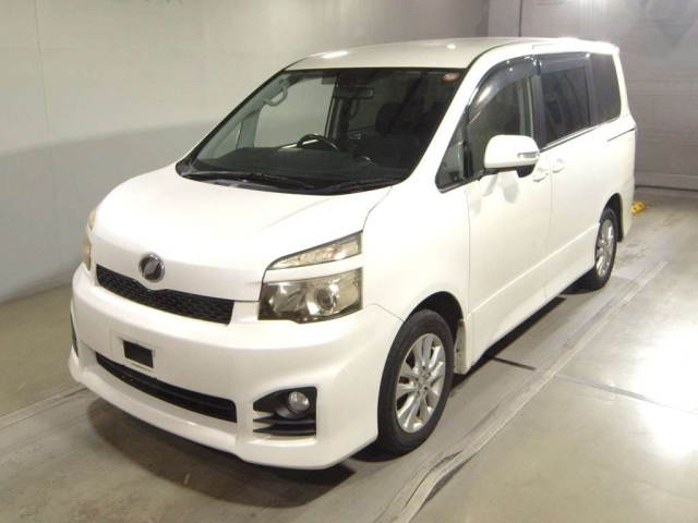 TOYOTA VOXY — фото