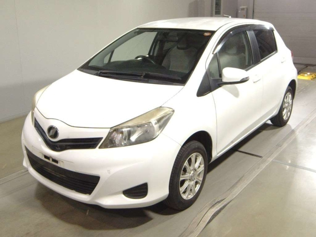 TOYOTA VITZ — фото