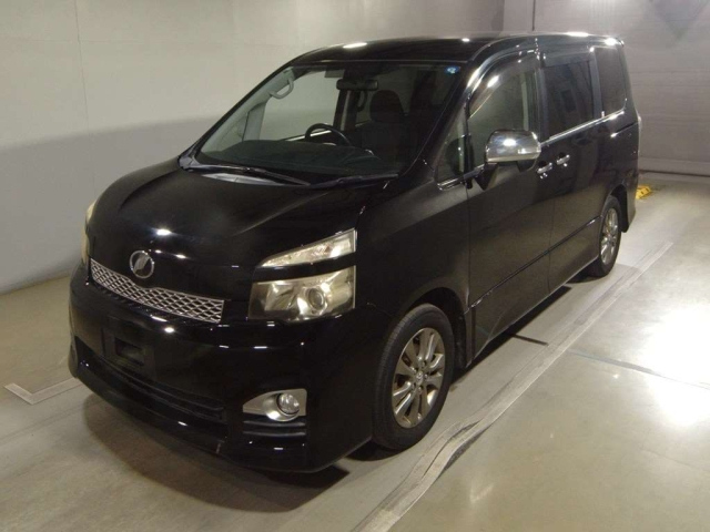 TOYOTA VOXY — фото
