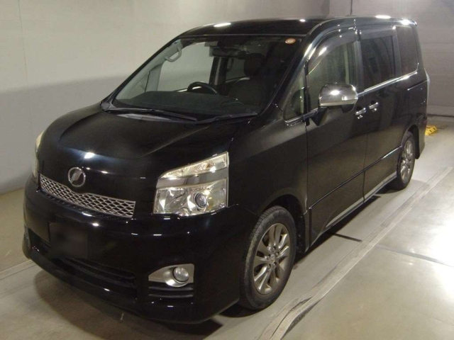 TOYOTA VOXY — фото