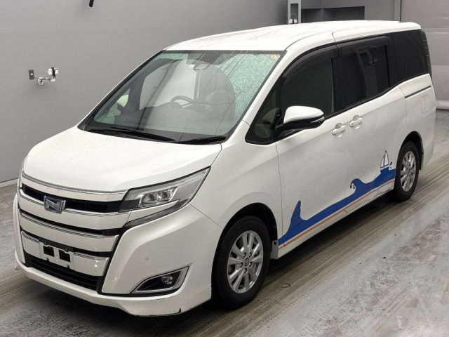TOYOTA NOAH — фото
