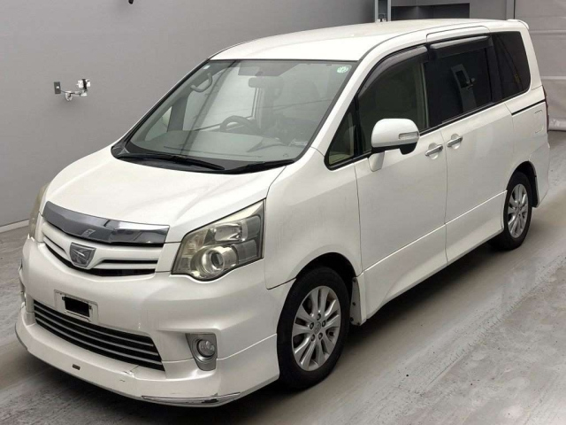 TOYOTA NOAH — фото