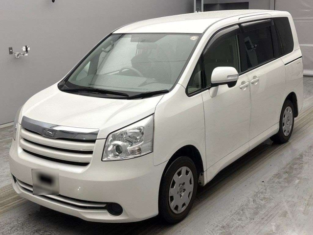 TOYOTA NOAH — фото