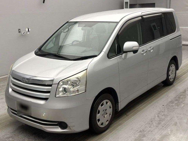 TOYOTA NOAH — фото