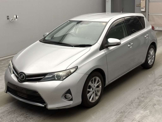 TOYOTA AURIS — фото