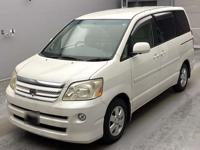 TOYOTA NOAH — фото
