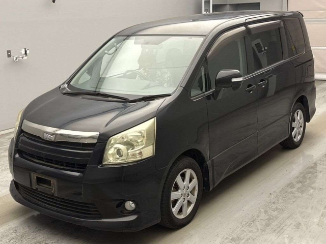 TOYOTA NOAH — фото