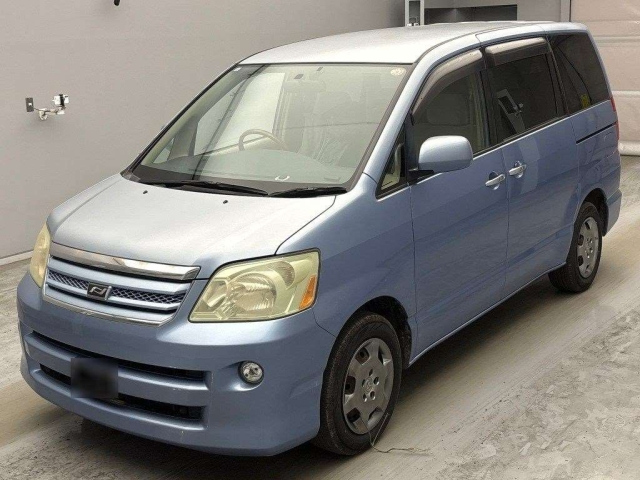 TOYOTA NOAH — фото