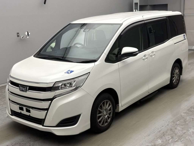 TOYOTA NOAH — фото