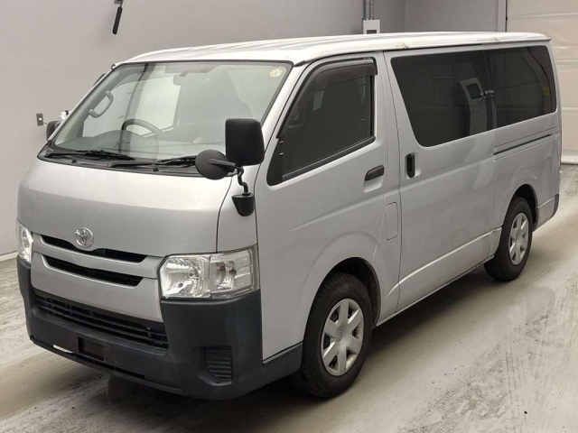 TOYOTA HIACE — фото