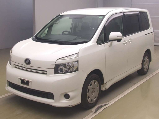 TOYOTA VOXY — фото