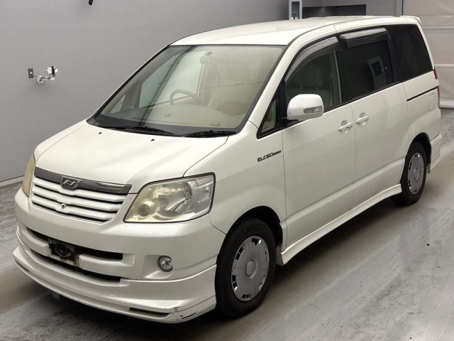 TOYOTA NOAH — фото