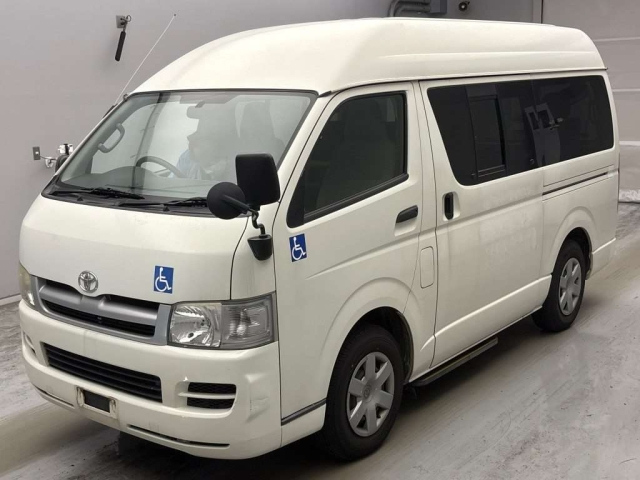 TOYOTA HIACE — фото