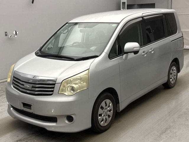 TOYOTA NOAH — фото