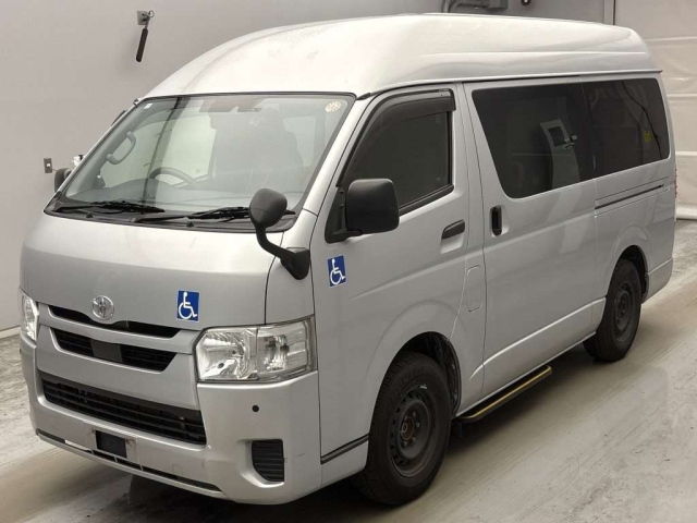 TOYOTA HIACE — фото