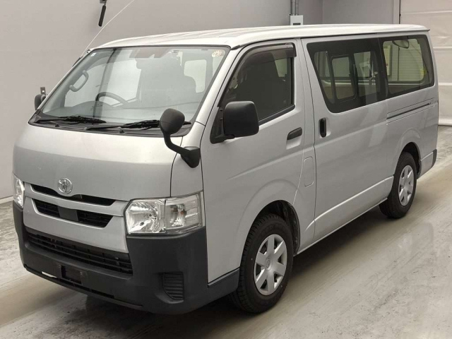 TOYOTA HIACE — фото