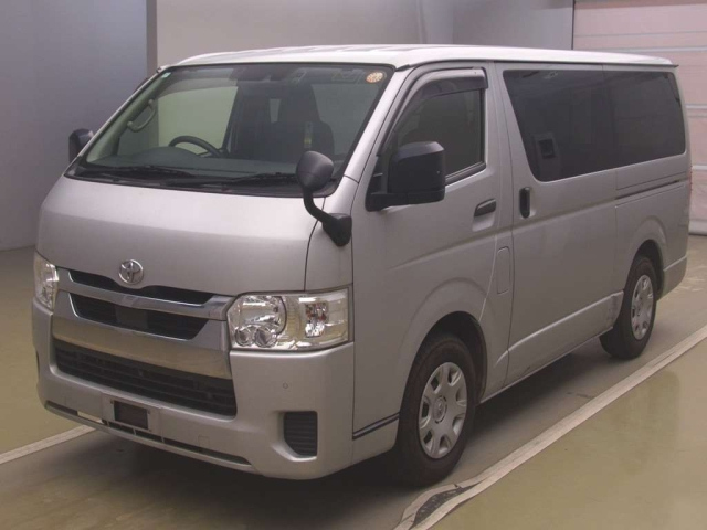 TOYOTA HIACE — фото