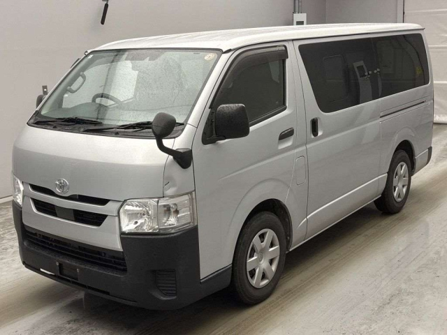 TOYOTA HIACE — фото