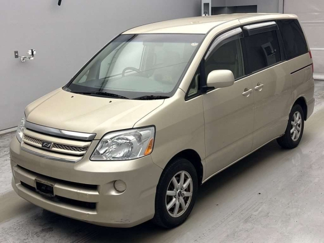 TOYOTA NOAH — фото