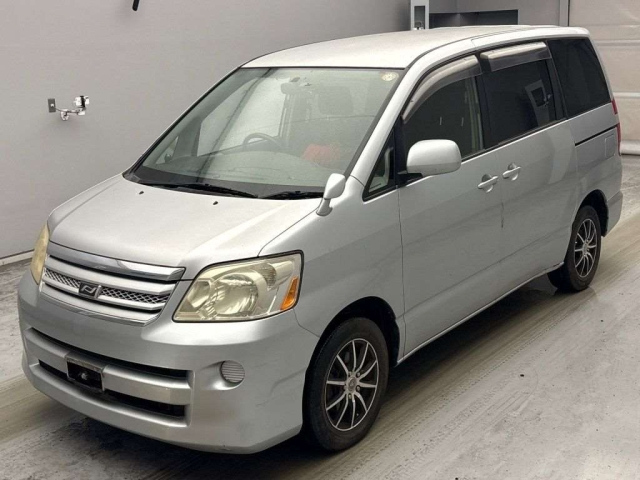 TOYOTA NOAH — фото