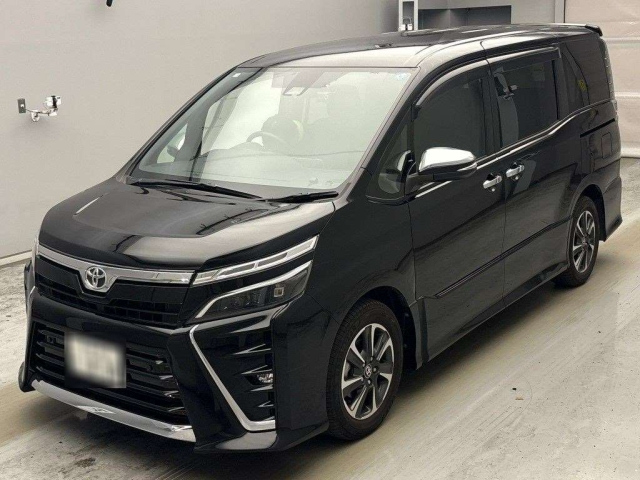 TOYOTA VOXY — фото