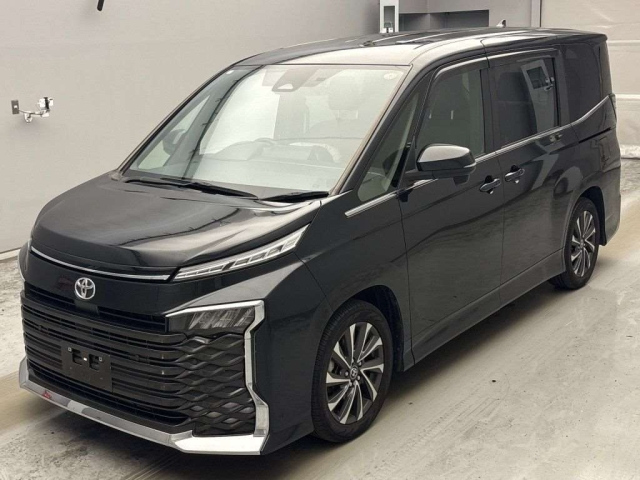 TOYOTA VOXY — фото