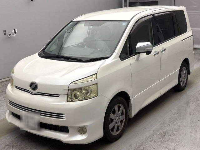 TOYOTA VOXY — фото