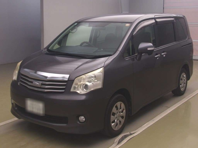 TOYOTA NOAH — фото
