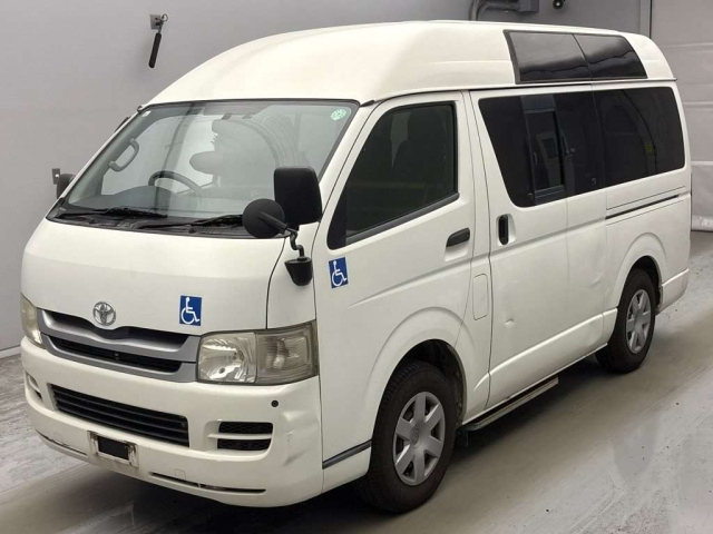 TOYOTA HIACE — фото