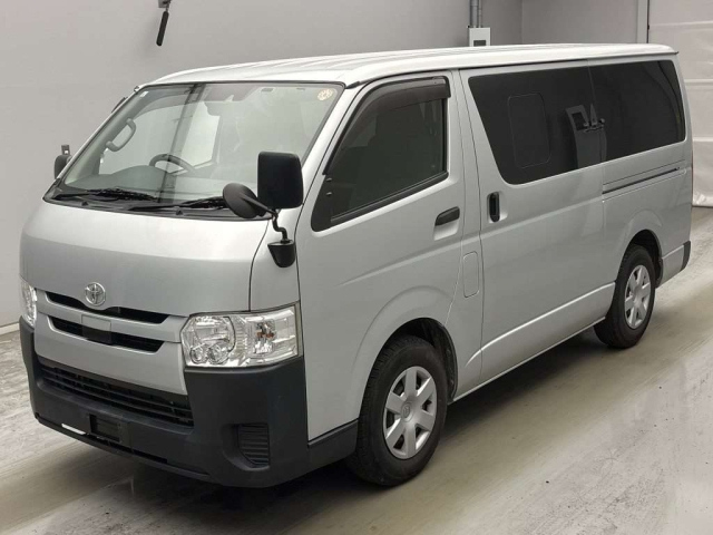 TOYOTA HIACE — фото