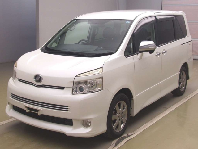 TOYOTA VOXY — фото