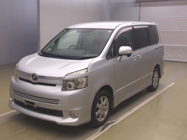 TOYOTA VOXY — фото
