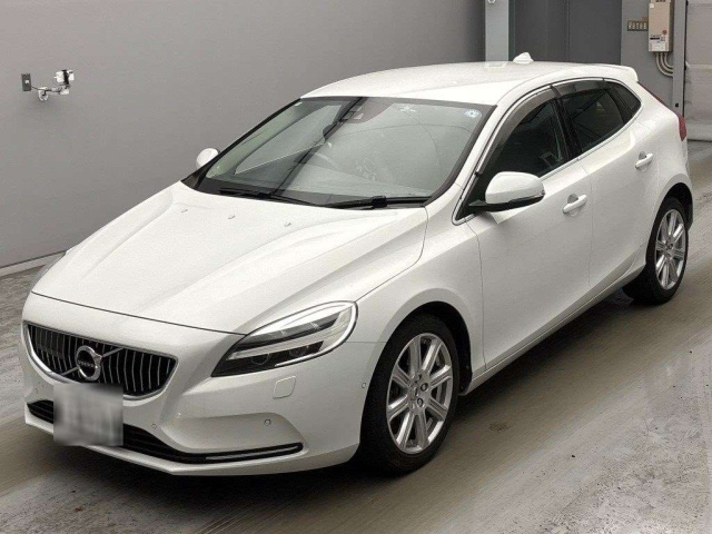 VOLVO V40 — фото