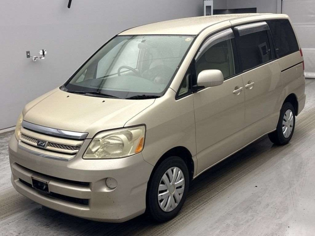 TOYOTA NOAH — фото