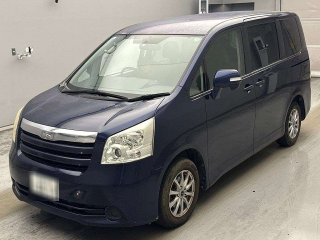 TOYOTA NOAH — фото