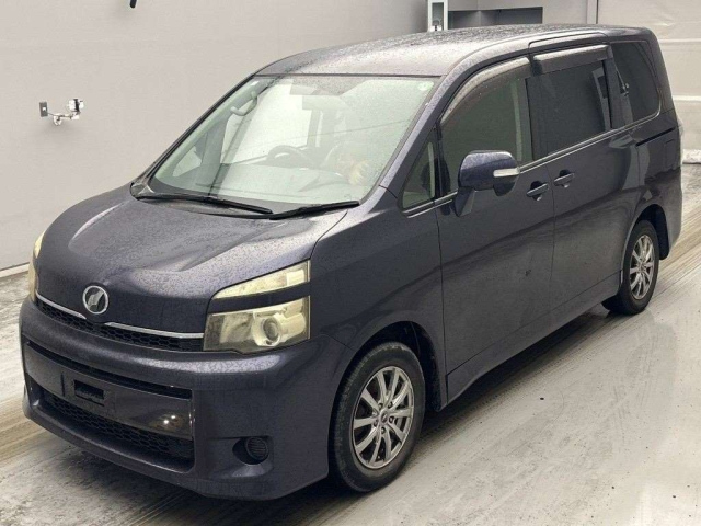TOYOTA VOXY — фото