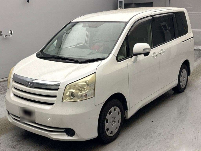 TOYOTA NOAH — фото